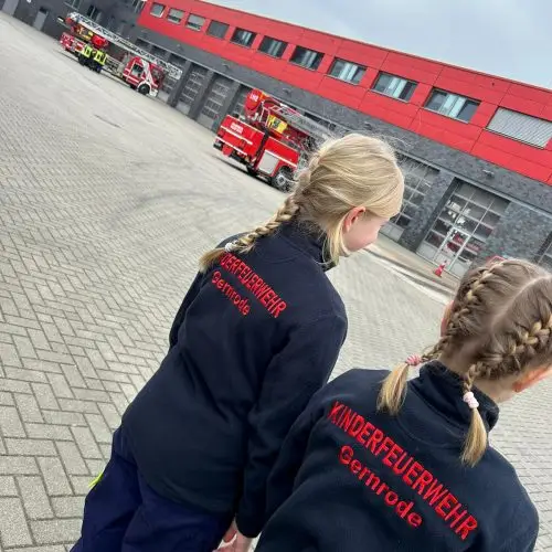 Kinderfeuerwehr besucht die Berufsfeuerwehr Magdeburg